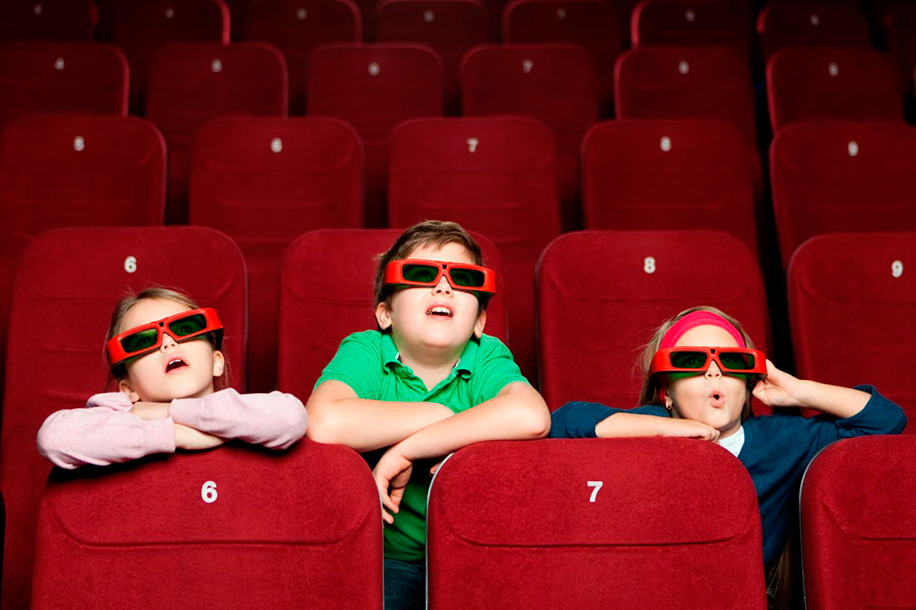 окуляри надягають тільки перед самим початком перегляду фільму;   протріть лінзи і дужки спеціальною серветкою, що додається до оптики;   надягайте окуляри поверх засобів корекції зору;   знімайте 3Д-оптику відразу після закінчення фільму;   дорослим необхідно стежити за своїми дітьми, щоб вони надягли окуляри правильно (сьогодні випускаються окуляри для дітей, лінзи яких розташовані ближче до перенісся)