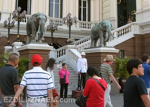 А хитрі водії таким чином заманюють туристів на екскурсії і поїздки по магазинах з усякою дорогою дурницею