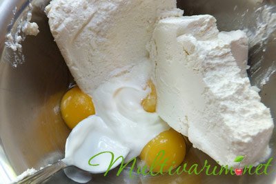 У миску з жовтками додайте сир, сметану, ванільку, крохмаль і сіль