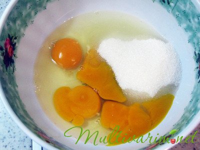 В окремій ємності з'єднайте яйця і цукор, гарненько збивши суміш виделкою або міксером