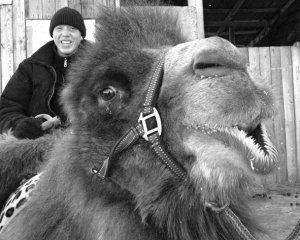 Молода жінка відправилася в Алтайський край для того, щоб знайти нових коней, а привезла верблюда