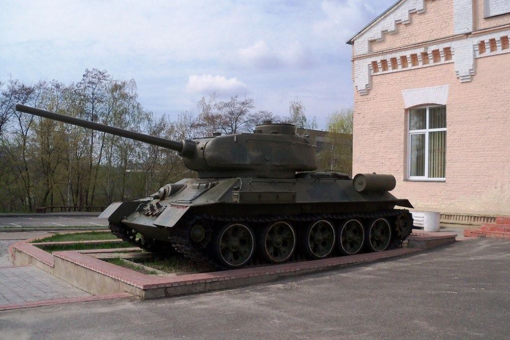 В Україні в якості пам'ятників стоять десятки цікавих танків і самохідних установок часів Великої Вітчизняної війни, які допомагали нашим дідам і прадідам кувати перемогу