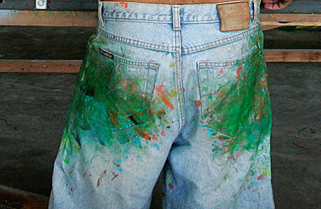 На зміну рваним джинсам приходять брудні: у США штани з плямами землі продають за 400 доларів
