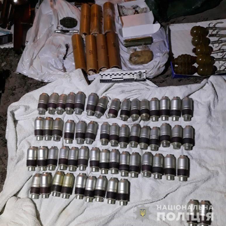 В ході обшуку у чоловіка знайшли 65 гранат з запалами, більше 1 тисячі патронів, пістолети, автомати, гранатомети