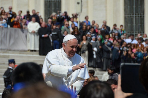 На аудієнції Папа робить звернення до людей паломникам і благословляє їх