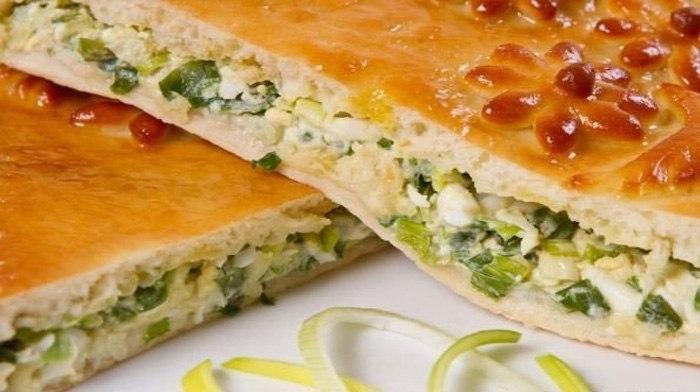 Якщо хочете смачно і швидко вгамувати свій голод, пропонуємо вам дуже швидкий і легкий рецепт пирога з зеленою цибулею і яйцем