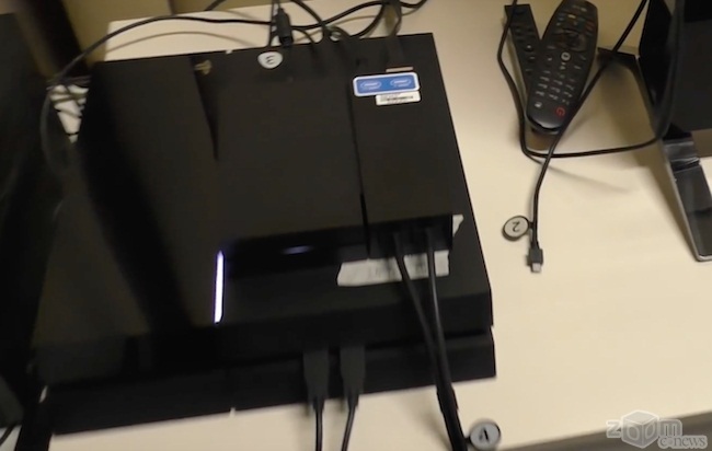 У комплекті з PS VR поставляється спеціальний процесорний блок, який підключається до PS4 двома кабелями: HDMI і micro-USB-USB - таким чином, при роботі з PS VR один з USB-слотів PS4 буде зайнятий