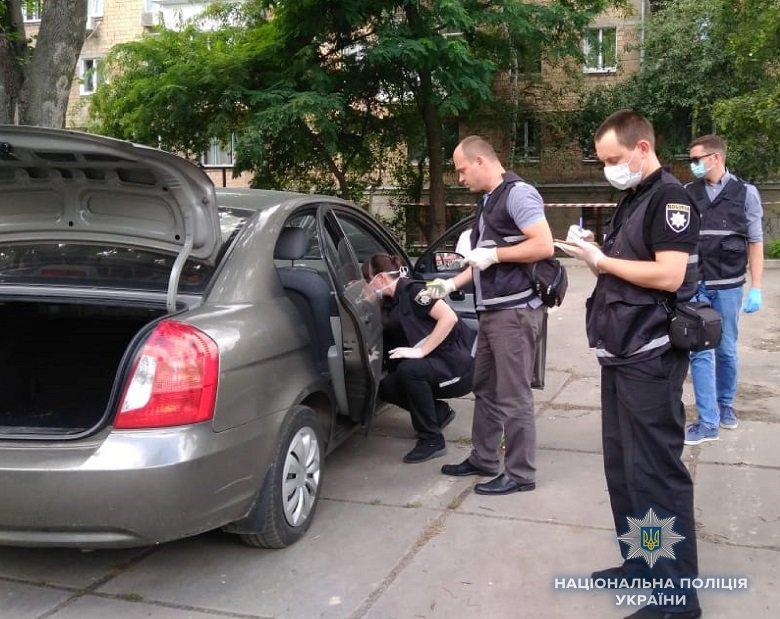Відомо, що вбитому близько 35 років, у нього два поранення - обидва в область грудей