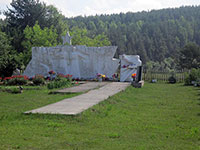 Ширина пам'ятника 1,50 м, висота - 1,80 м