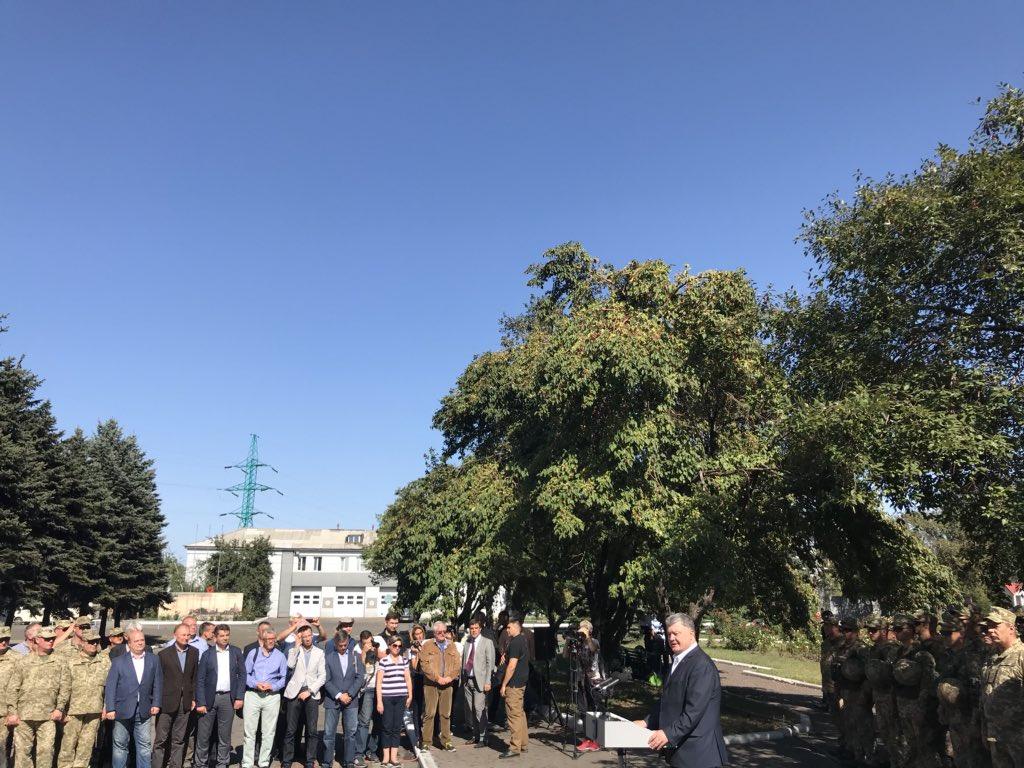 Президент Петро Порошенко наголошує на важливості залучення міжнародної гуманітарної допомоги для відновлення Луганської та Донецької областей