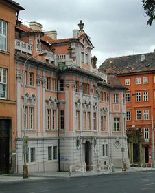 будинок Фауста   - Це будинок, який пов'язаний з магією і алхімією, одне з найбільш таємничих місць в Празі
