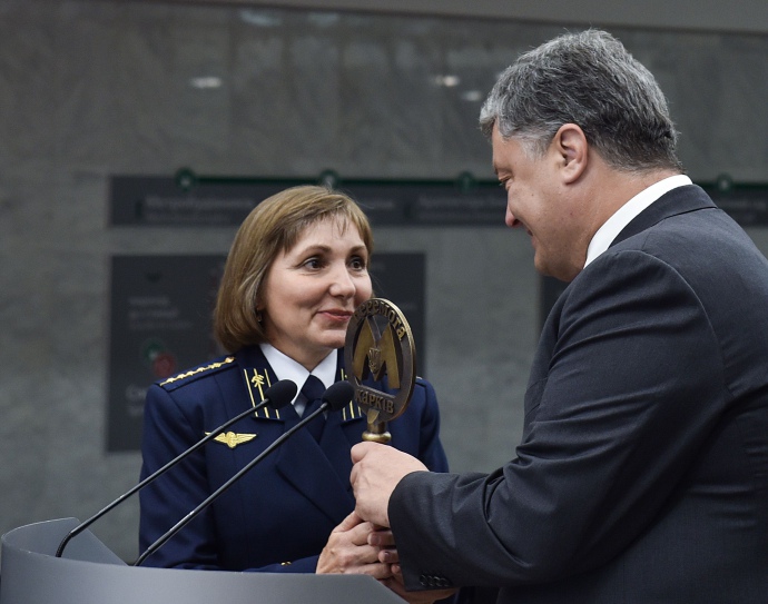 Харків'яни чекали на цю подію 24 року - сказав Порошенко і вручив ключ від нової станції з символічною назвою Перемога начальнику станції