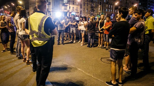 16 вересня 2017, 11:00 Переглядів:   Активісти обчислюють п'яних під барами і передають їх поліцейським   За даними патрульної поліції України, за 8 місяців цього року в столиці сталося 573   ДТП   з вини п'яних водіїв