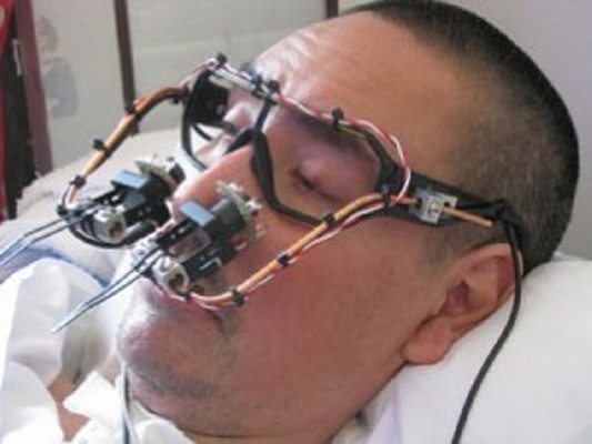Такі окуляри дозволяють людям, що страждають нервово-м'язовим синдромом, спілкуватися, малюючи або записуючи на екрані за допомогою фіксування руху очей і перетворення його в лінії на дисплеї