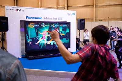 Коли ми підійшли, то багато відвідувачів виставки вже грали в ігри, а на великому телевізорі представляли гру Just Dance 4