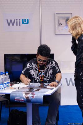 Кілька разів в день в невеликій кімнаті посередині території Nintendo можна було отримати автограф одного із зарубіжних гостей, наприклад, продюсера серії ігор Tekken Кацухиро Харади