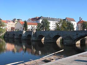 Міст в місті Пісек   Найстарішим чеським мостом є той, що стоїть в місті Пісек в Південній Чехії і перекриває русло річки Отави