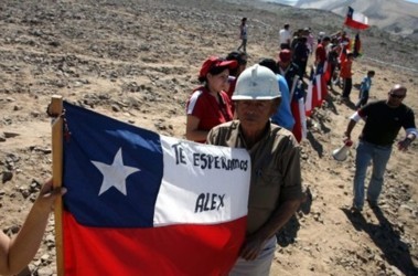 6 вересня 2010, 4:11 Переглядів:   Місяць ув'язнення чилійських шахтарів відзначили оптимістичним співом, фото AFP