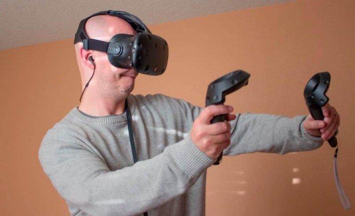 Oculus Rift   має подібну систему відстеження переміщень