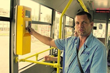 20 июля 2012, 8:02 Переглядів:   Днями в кількох харківських тролейбусах з'явилися автомати для електронного розрахунку за проїзд, які в майбутньому можуть замінити вже звичні всім проїзні талони на пластикові карти