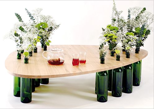Столи і стільці з скляних пляшок