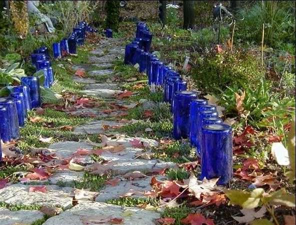 Клумби, огорожі і доріжки в саду з скляних пляшок